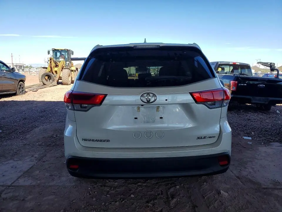 2019 TOYOTA HIGHLANDER SE  