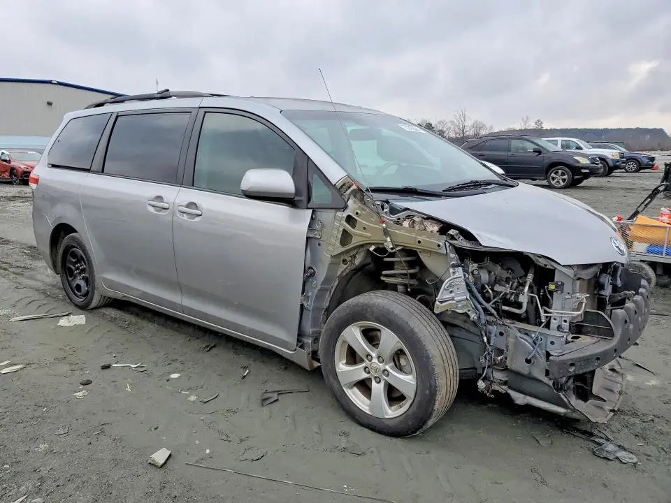 2013 TOYOTA SIENNA LE  