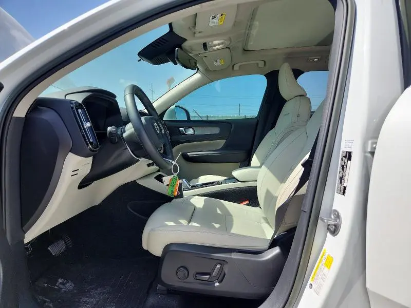 2023 VOLVO XC40 PLUS  