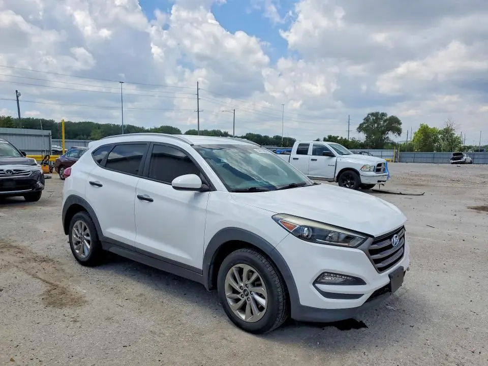 2016 HYUNDAI TUCSON SE  