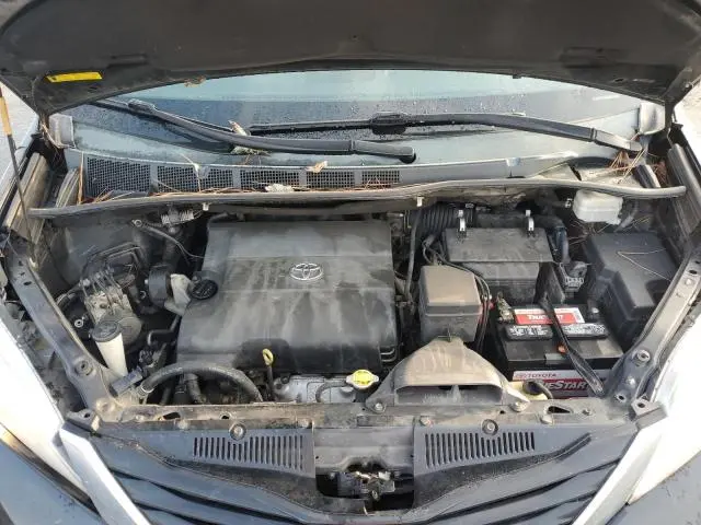 2014 TOYOTA SIENNA LE  