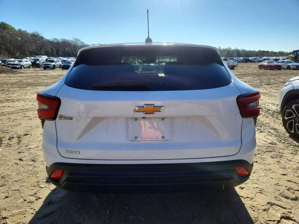 2025 CHEVROLET TRAX LS  