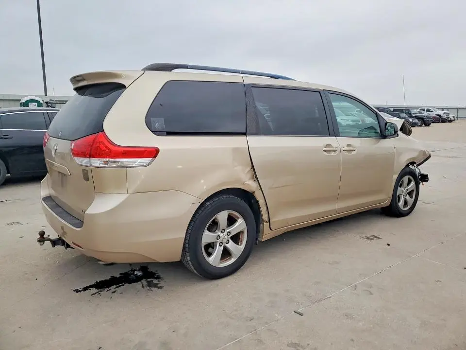 2013 TOYOTA SIENNA LE  