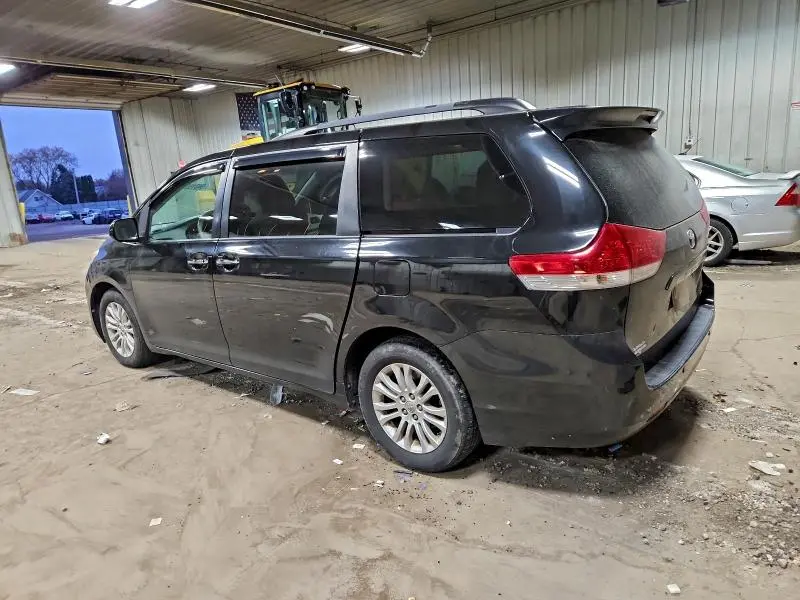 2014 TOYOTA SIENNA XLE  