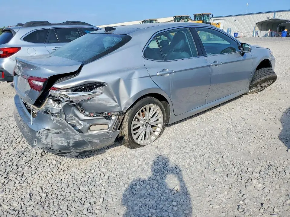 2020 TOYOTA CAMRY XLE  