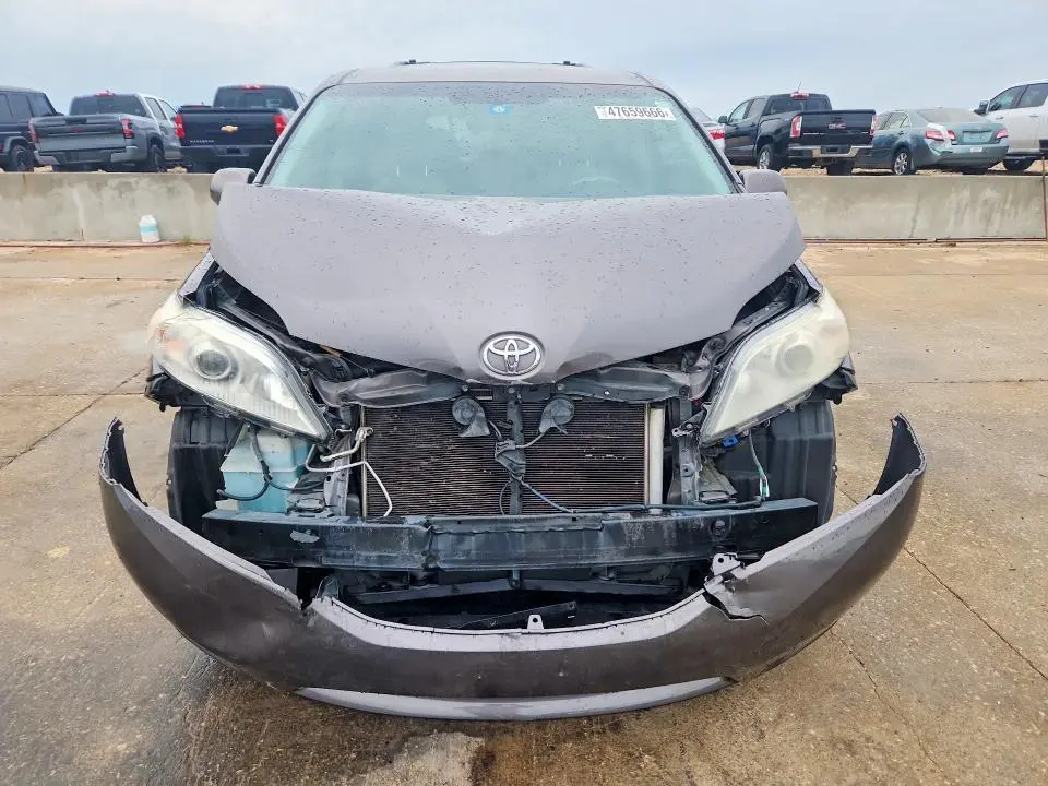2013 TOYOTA SIENNA LE 8-PASSENGER  