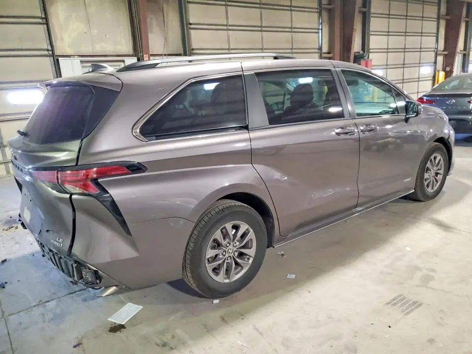 2021 TOYOTA SIENNA LE  