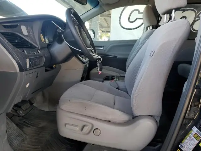 2017 TOYOTA SIENNA LE  