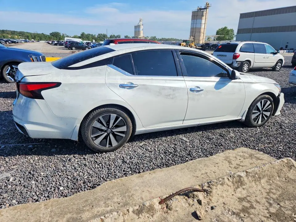 2022 NISSAN ALTIMA SL  