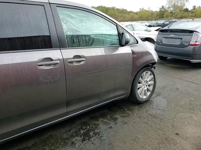 2016 TOYOTA SIENNA XLE