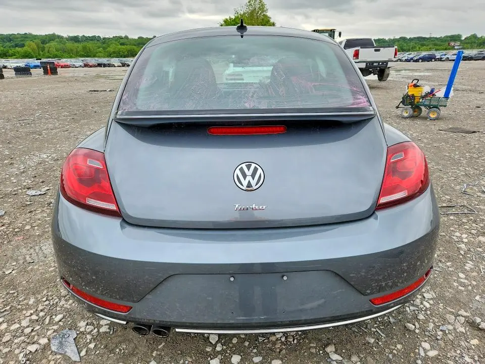 2018 VOLKSWAGEN BEETLE SE  