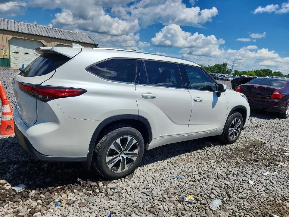 2021 TOYOTA HIGHLANDER XLE  
