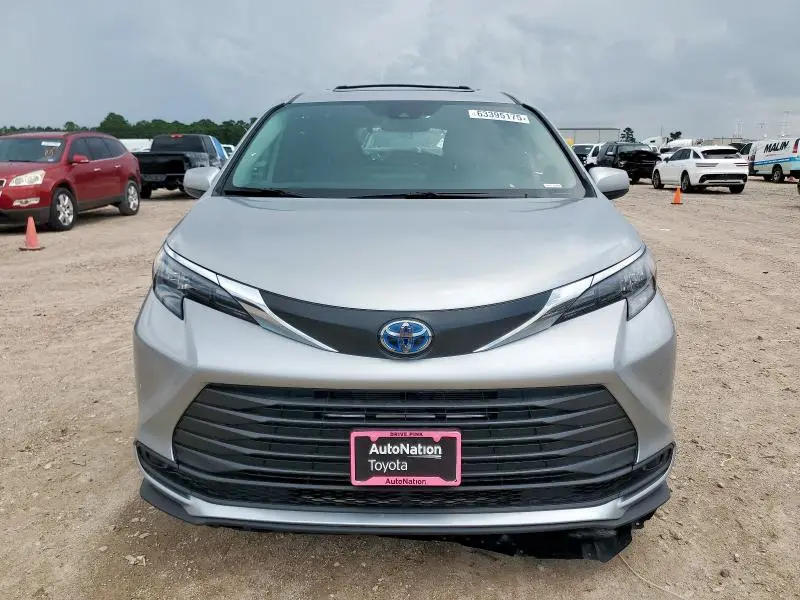 2025 TOYOTA SIENNA LE  