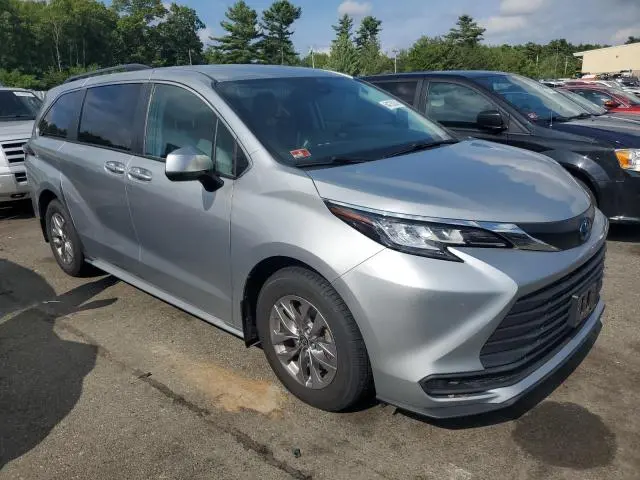 2022 TOYOTA SIENNA LE  
