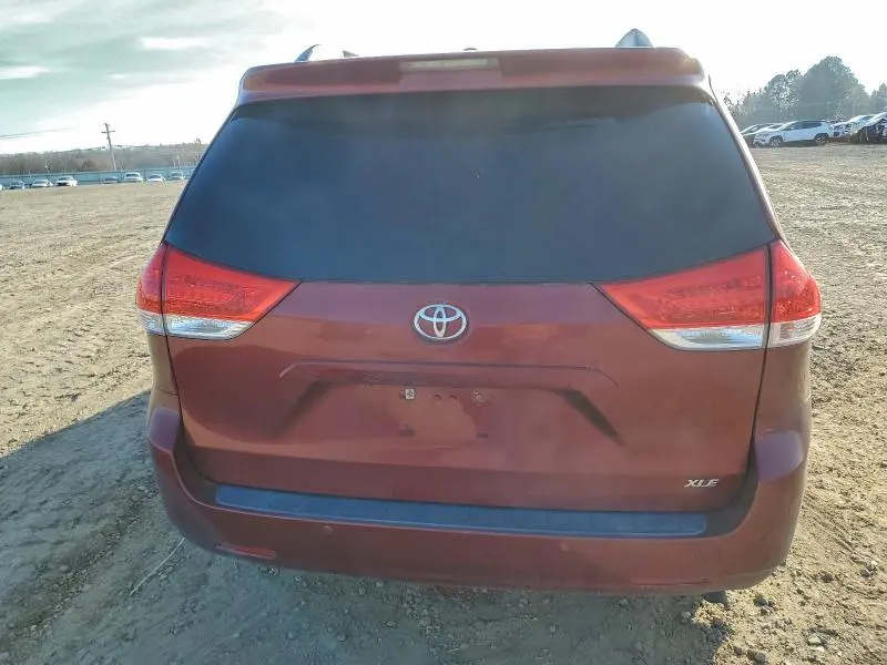 2013 TOYOTA SIENNA XLE  