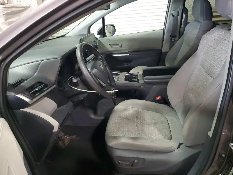 2021 TOYOTA SIENNA LE  