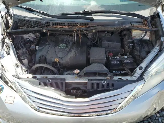 2017 TOYOTA SIENNA LE  