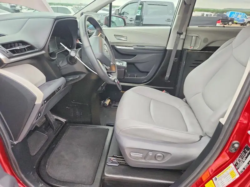 2021 TOYOTA SIENNA XLE  