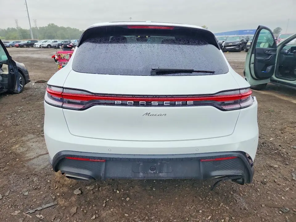 2025 PORSCHE MACAN BASE  