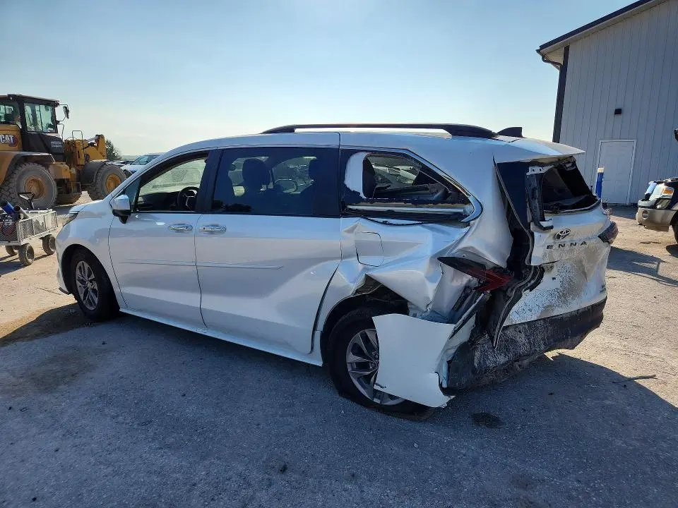 2023 TOYOTA SIENNA XLE  