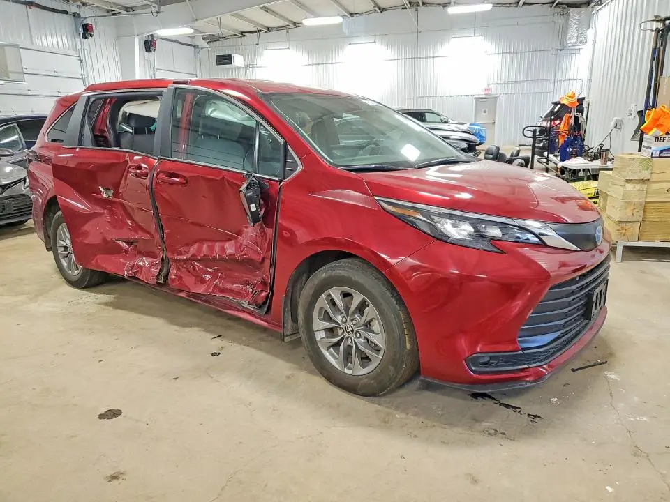 2025 TOYOTA SIENNA LE 8-PASSENGER  