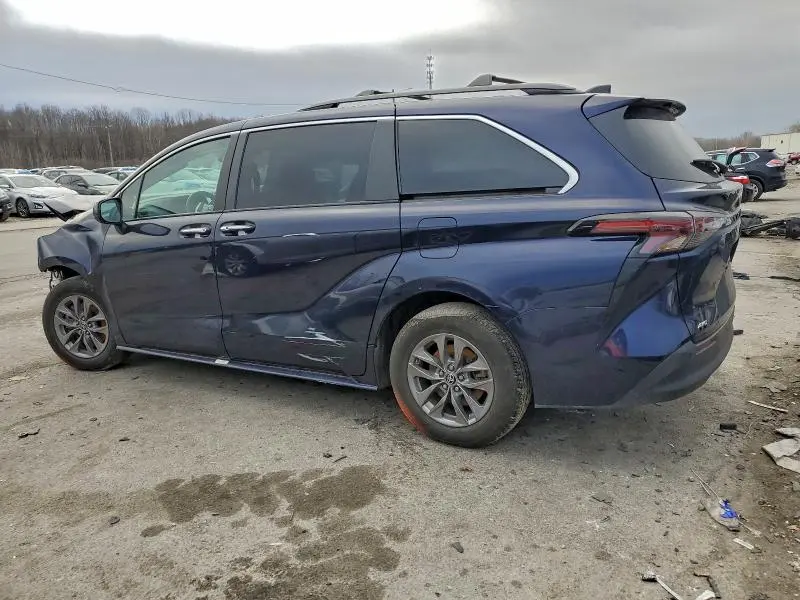 2023 TOYOTA SIENNA XLE  