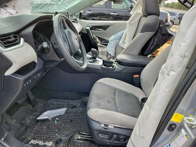 2020 TOYOTA RAV4 XLE  