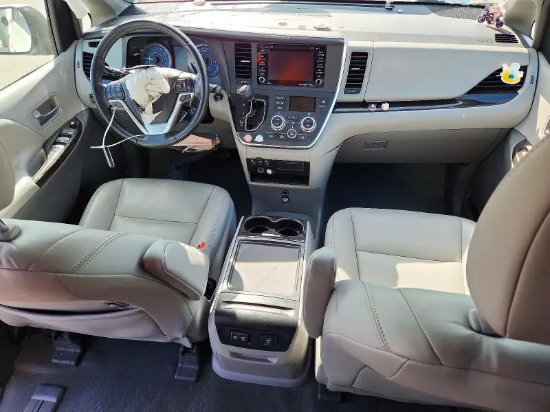 2018 TOYOTA SIENNA XLE 8-PASSENGER  