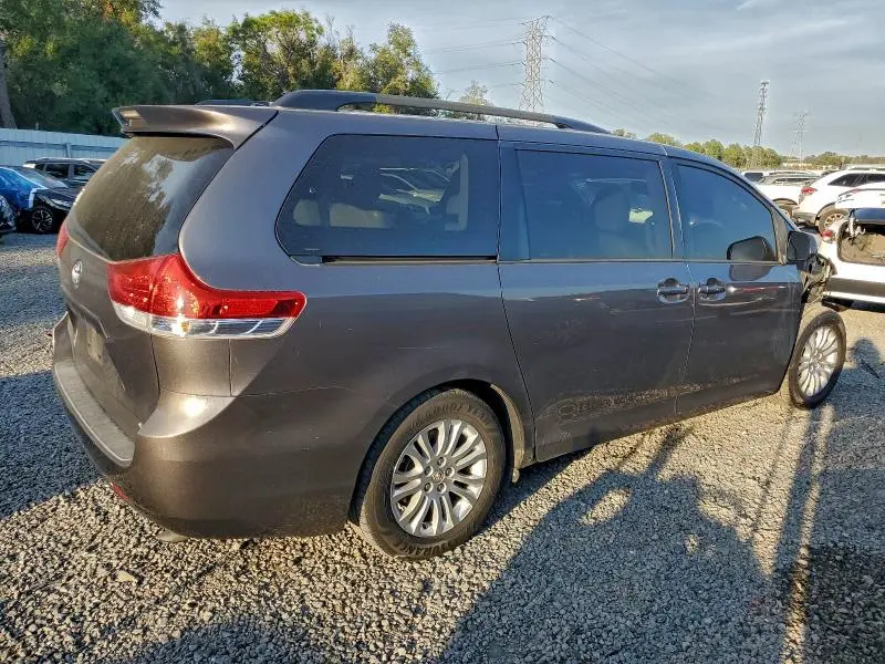 2013 TOYOTA SIENNA XLE  