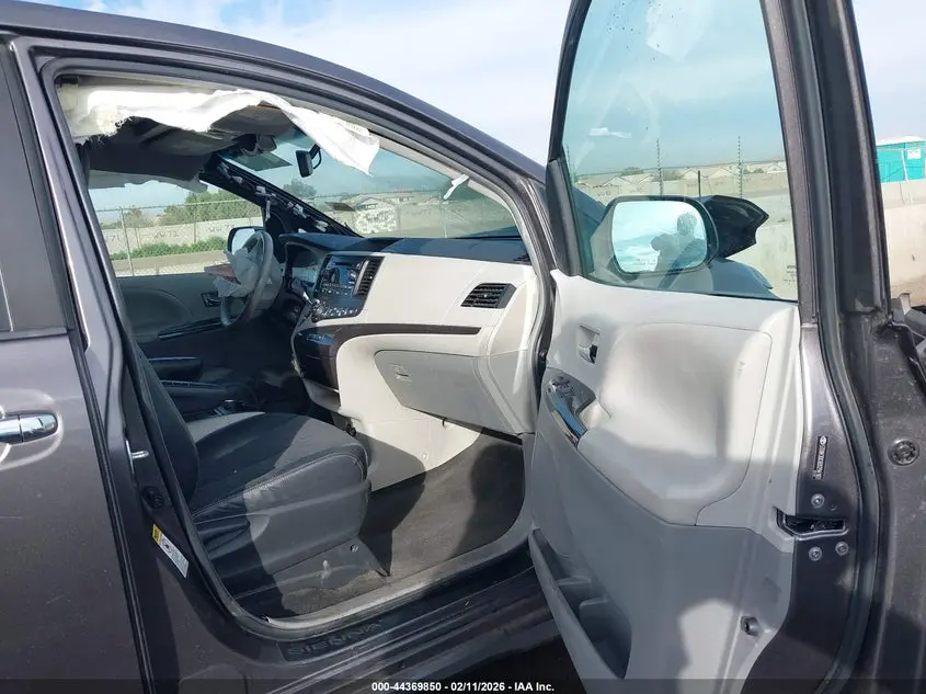 2013 TOYOTA SIENNA SE 8 PASSENGER