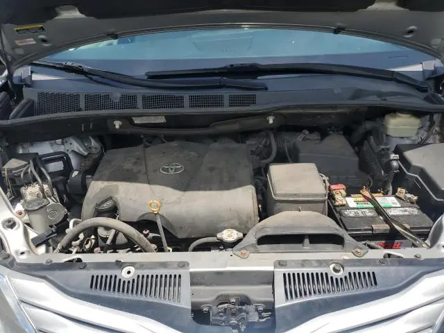 2017 TOYOTA SIENNA LE  