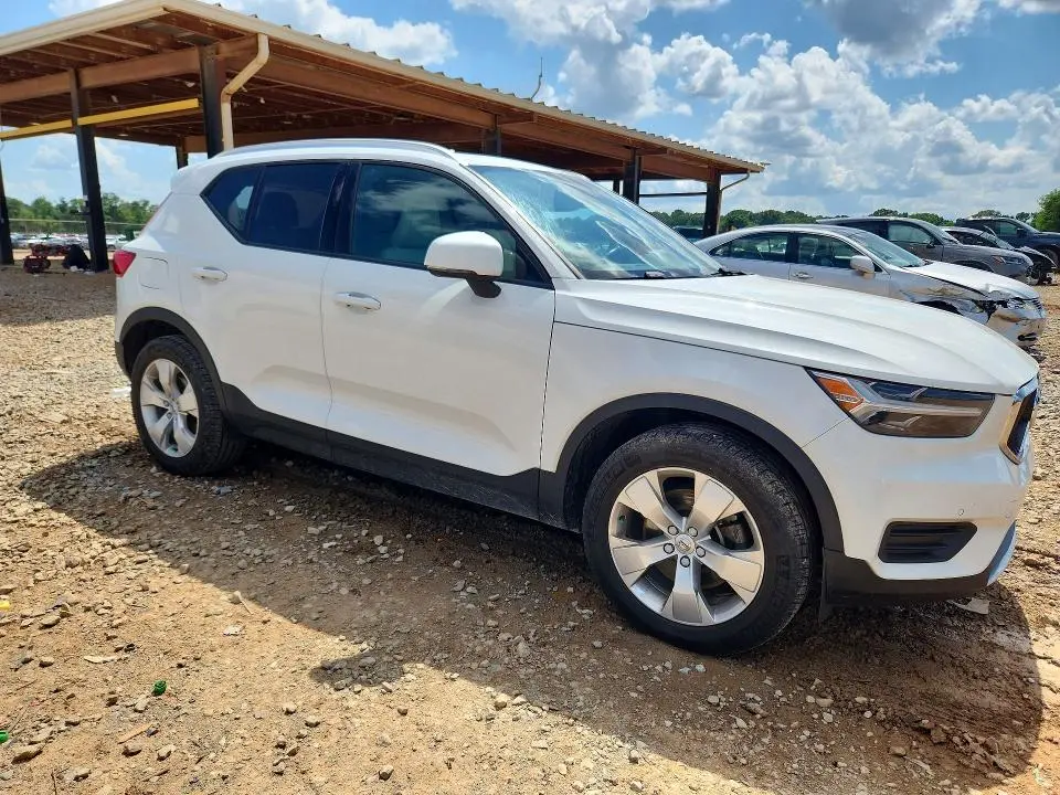 2020 VOLVO XC40 T4 MOMENTUM  