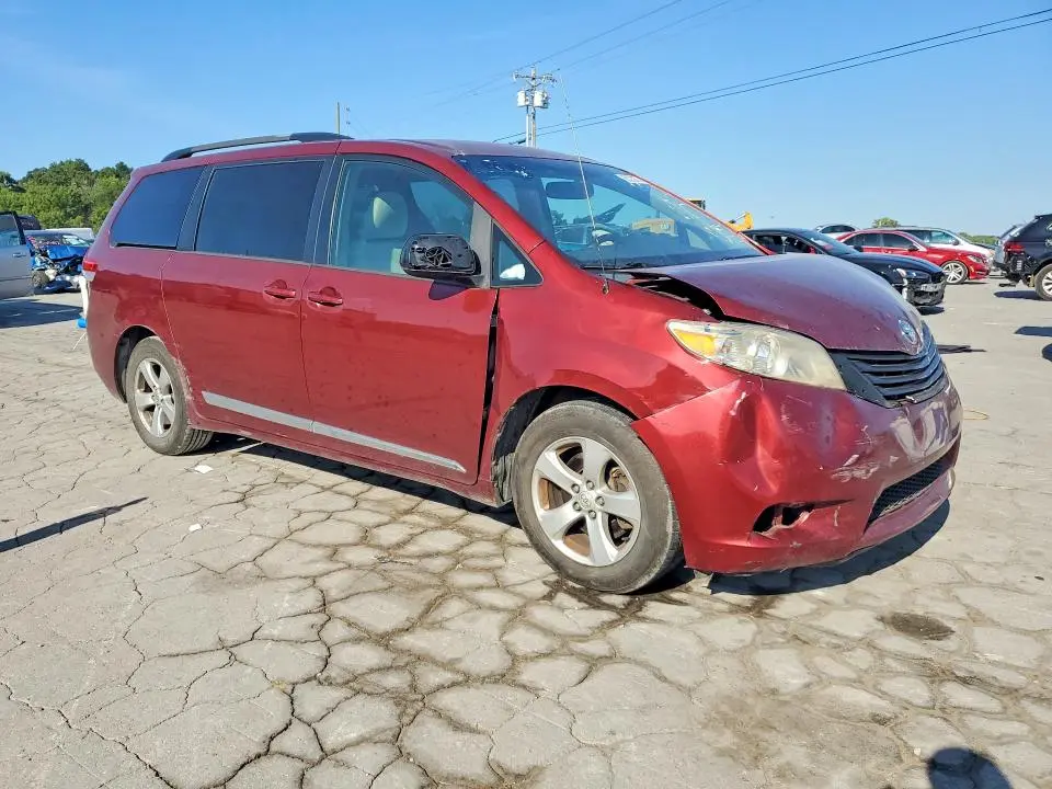 2013 TOYOTA SIENNA LE  