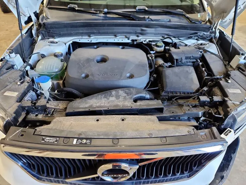 2021 VOLVO XC40 T4 MOMENTUM  