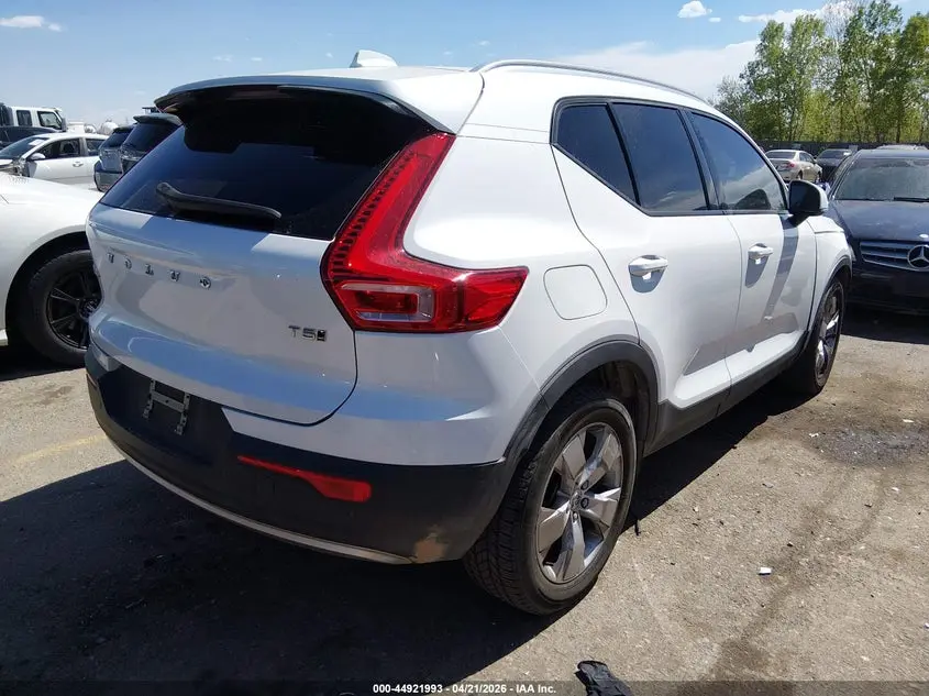 2021 VOLVO XC40 T5 MOMENTUM