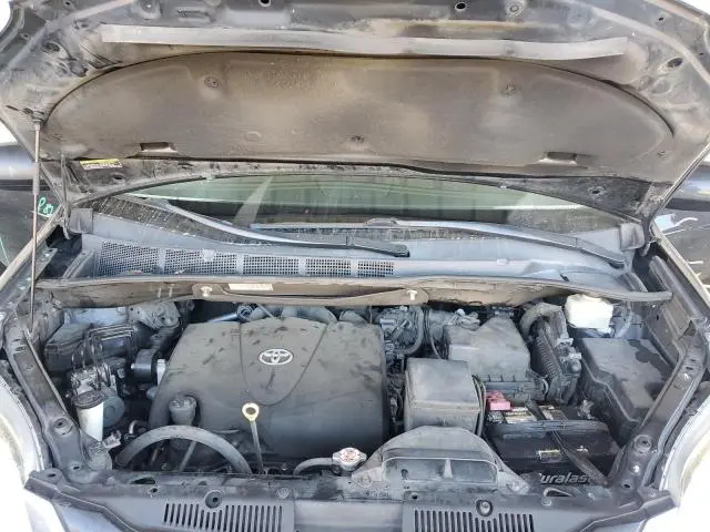 2017 TOYOTA SIENNA LE  