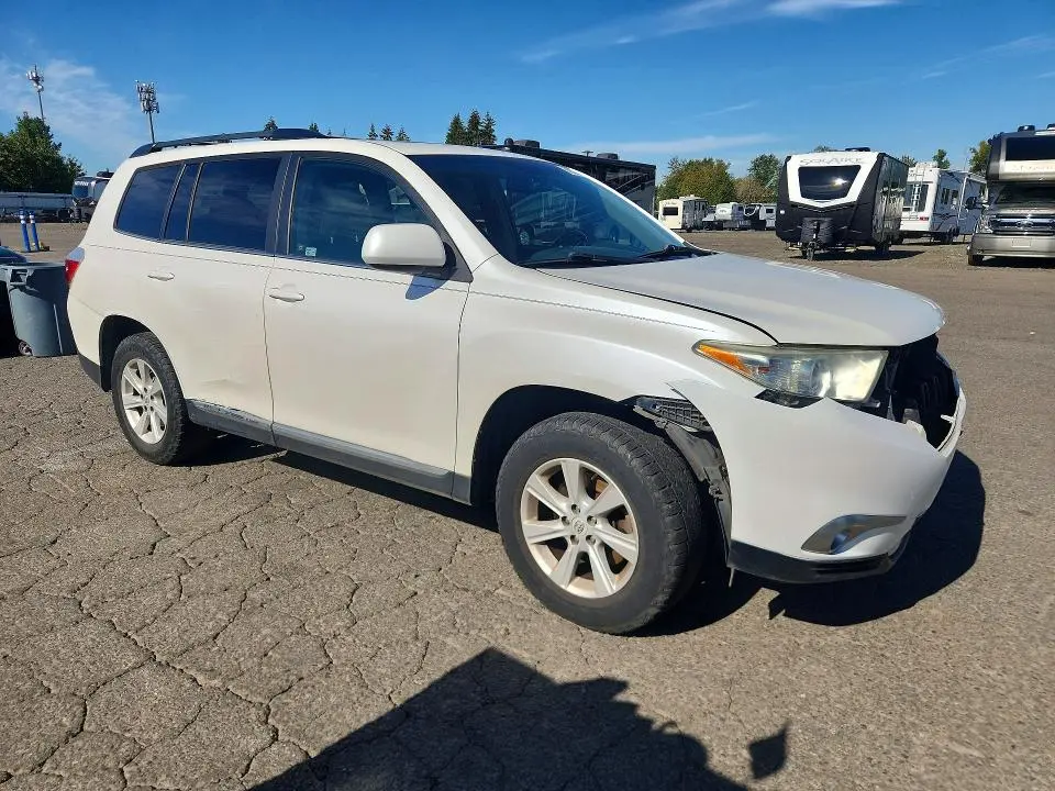 2011 TOYOTA HIGHLANDER SE  