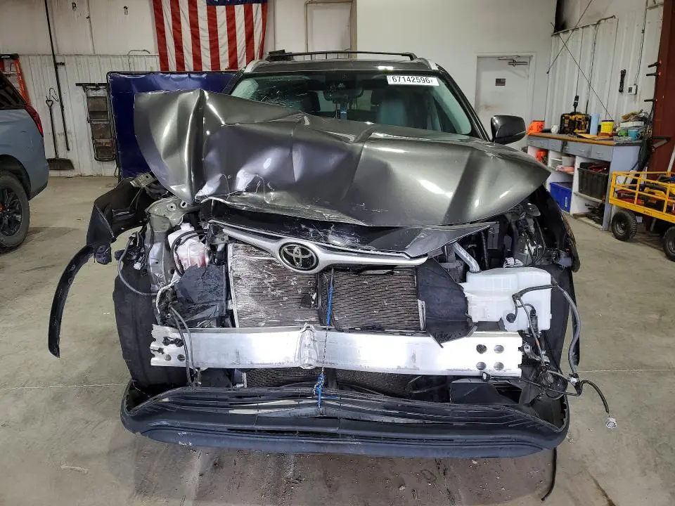 2022 TOYOTA HIGHLANDER XLE  