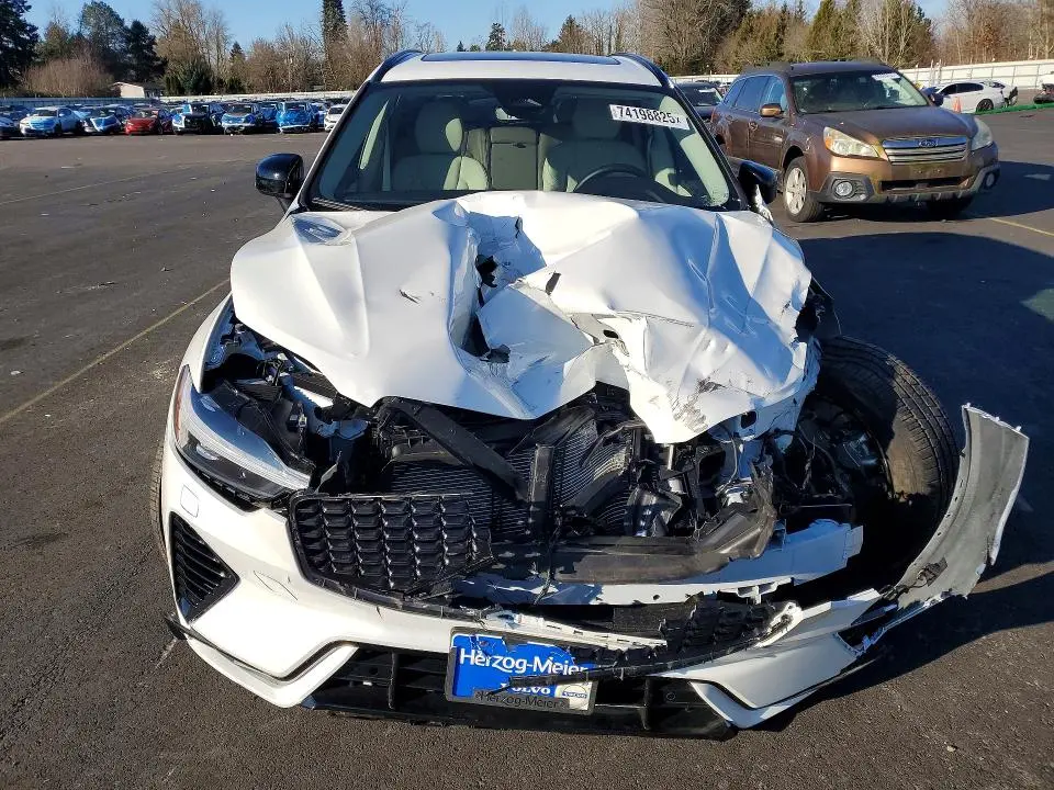 2025 VOLVO XC60 PLUS  