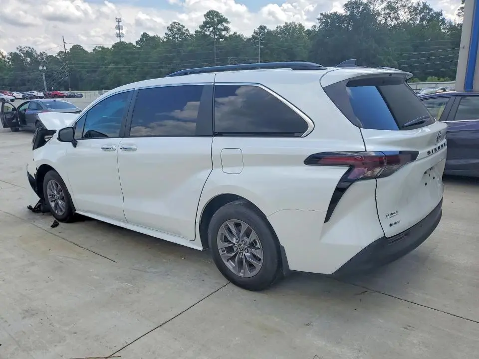 2025 TOYOTA SIENNA XLE 8-PASSENGER  