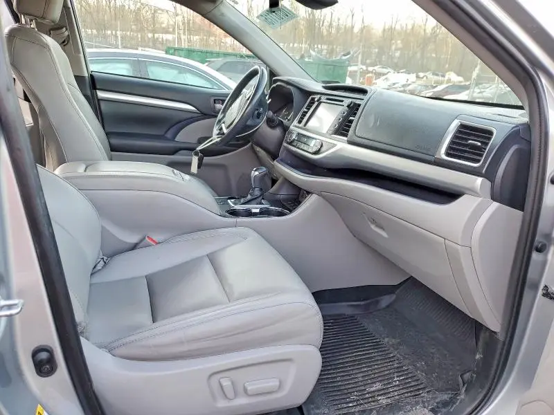 2019 TOYOTA HIGHLANDER SE  