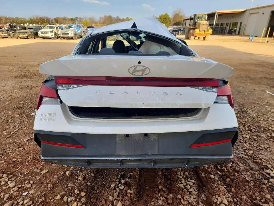 2025 HYUNDAI ELANTRA SE  