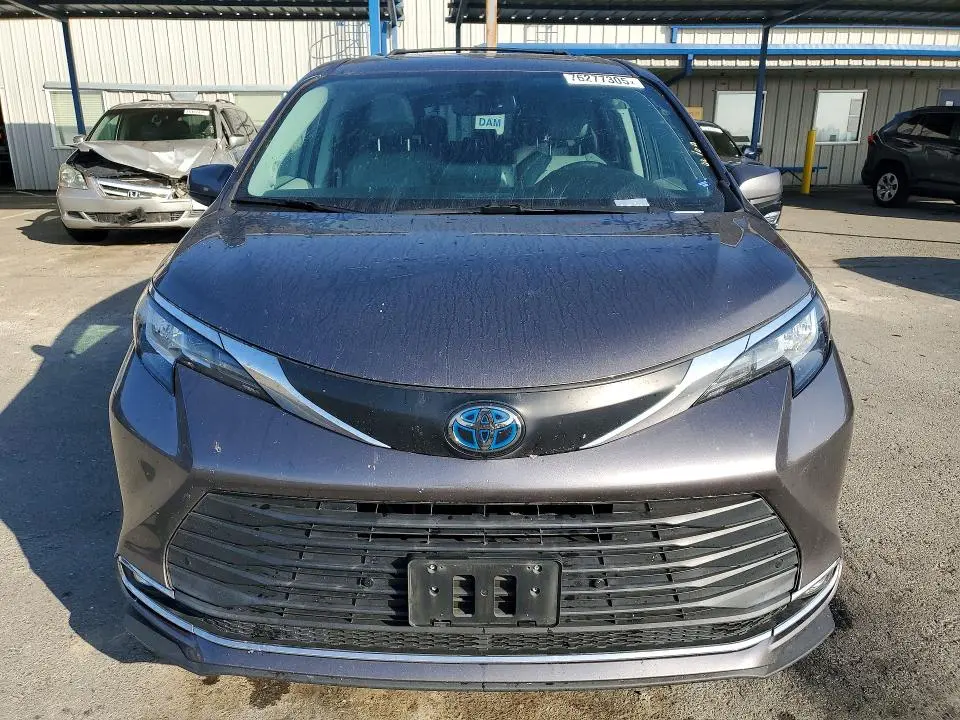 2021 TOYOTA SIENNA XLE  