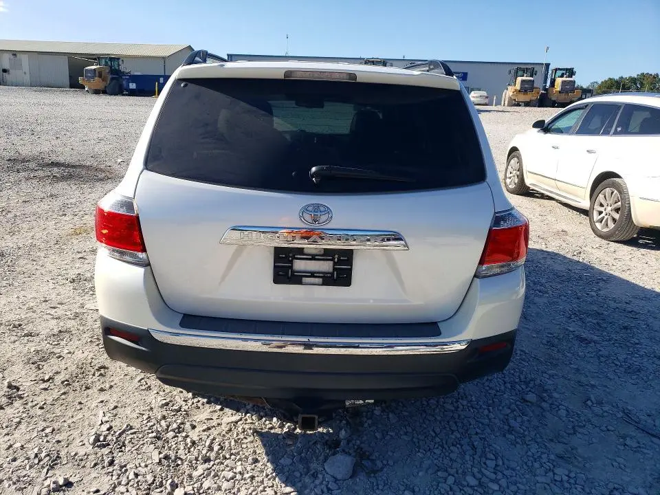 2013 TOYOTA HIGHLANDER SE  