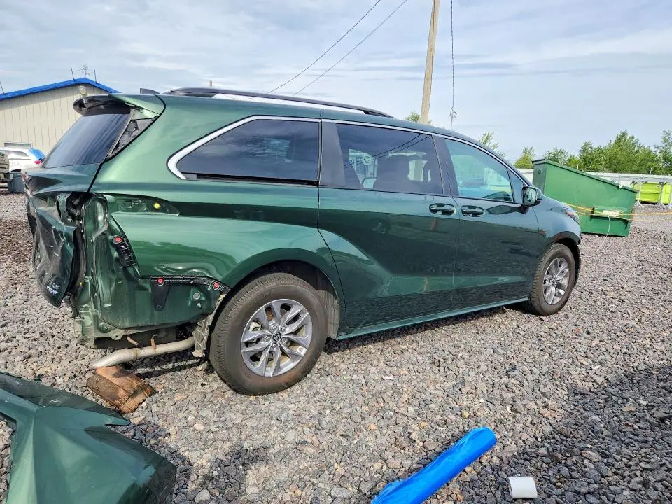 2024 TOYOTA SIENNA LE  