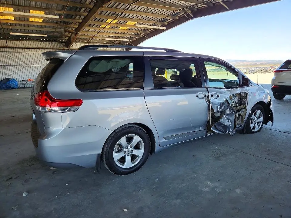 2014 TOYOTA SIENNA LE  
