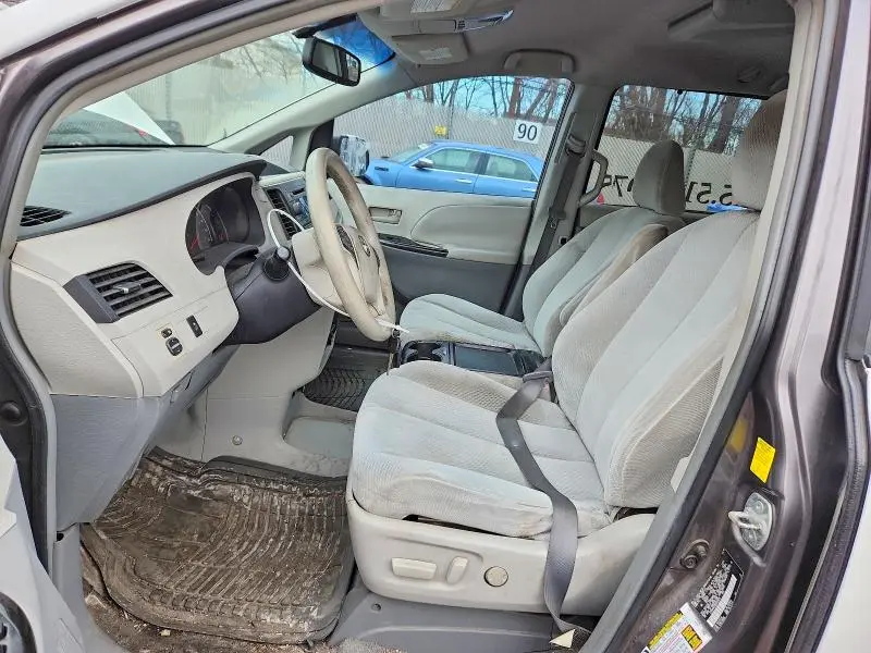 2011 TOYOTA SIENNA LE 8-PASSENGER  