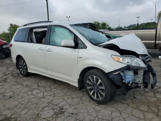 2018 TOYOTA SIENNA XLE  