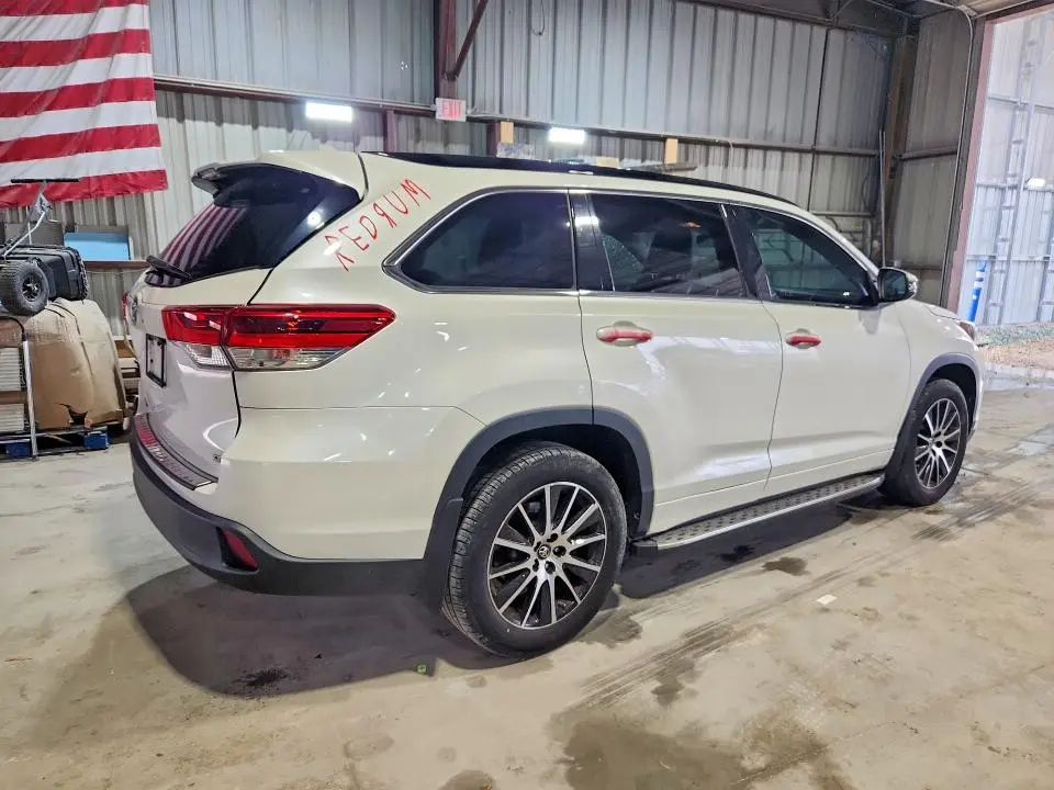 2017 TOYOTA HIGHLANDER SE  