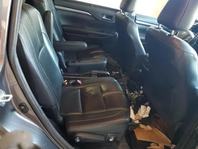 2018 TOYOTA HIGHLANDER SE  